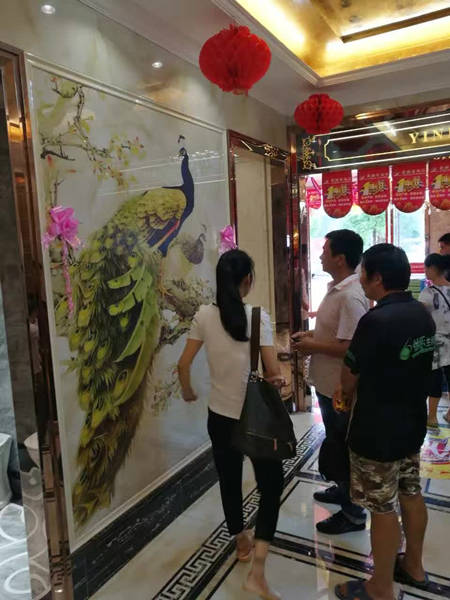 在專業(yè)的導(dǎo)購員講解下業(yè)主們紛紛挑選心儀的產(chǎn)品