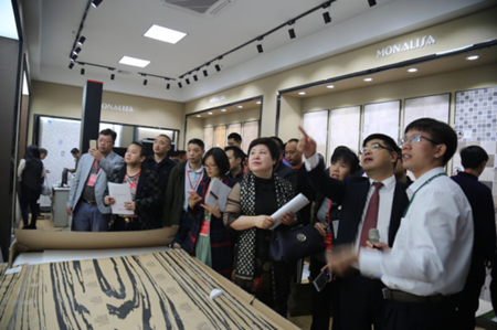 QD經(jīng)銷商在展廳內(nèi)品賞中國風(fēng)新產(chǎn)品