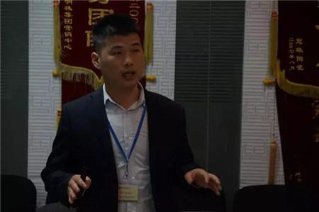 冠珠陶瓷資深培訓(xùn)講師席方強(qiáng)在授課